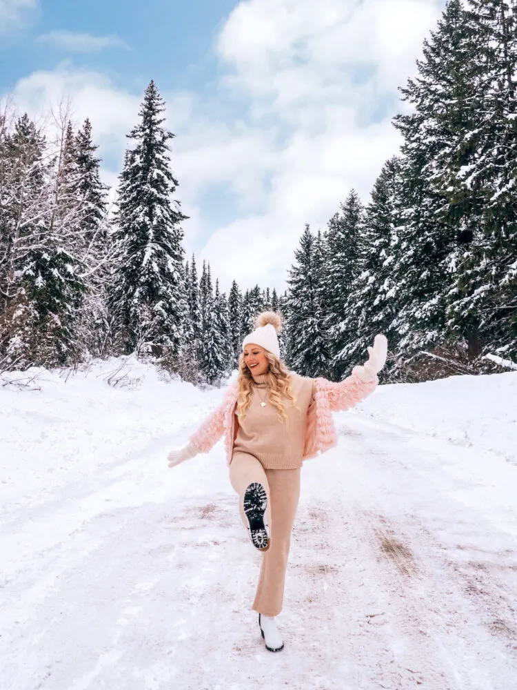 Looking for some ideas to help you create the winter instagram feed of your dreams? This guide on 22 creative winter photoshoot ideas is here to help! From poses to props, locations ideas, to using snow in fun ways and more. Click for the full list!