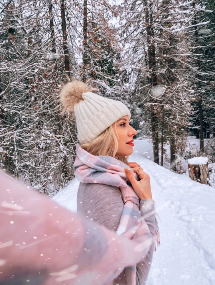 Looking for some ideas to help you create the winter instagram feed of your dreams? This guide on 22 creative winter photoshoot ideas is here to help! From poses to props, locations ideas, to using snow in fun ways and more. Click for the full list!