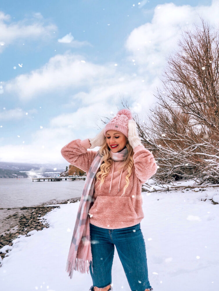 Looking for some ideas to help you create the winter instagram feed of your dreams? This guide on 22 creative winter photoshoot ideas is here to help! From poses to props, locations ideas, to using snow in fun ways and more. Click for the full list!