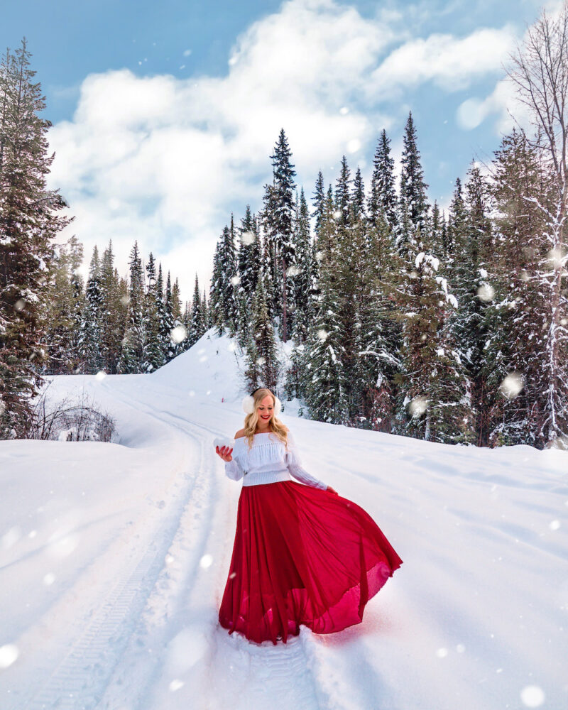 Looking for some ideas to help you create the winter instagram feed of your dreams? This guide on 22 creative winter photoshoot ideas is here to help! From poses to props, locations ideas, to using snow in fun ways and more. Click for the full list!