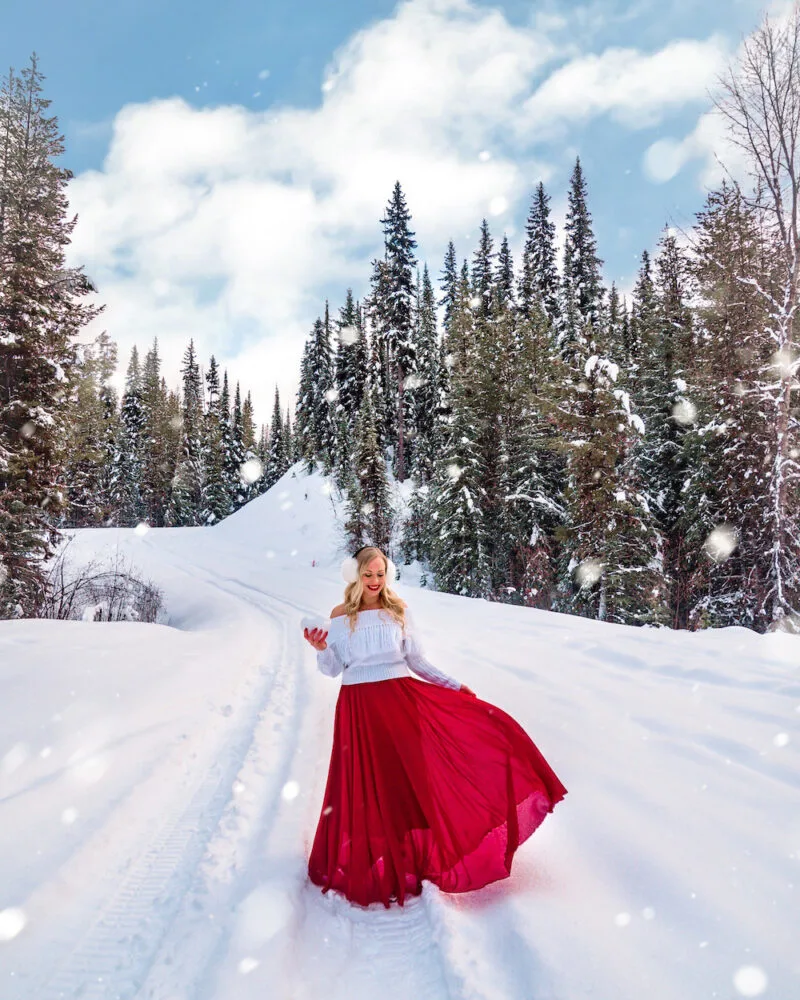 Looking for some ideas to help you create the winter instagram feed of your dreams? This guide on 22 creative winter photoshoot ideas is here to help! From poses to props, locations ideas, to using snow in fun ways and more. Click for the full list!