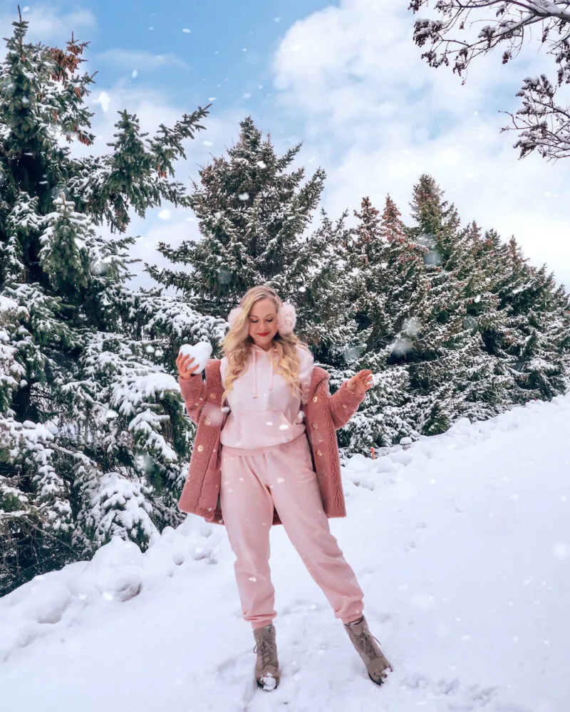 Looking for some ideas to help you create the winter instagram feed of your dreams? This guide on 22 creative winter photoshoot ideas is here to help! From poses to props, locations ideas, to using snow in fun ways and more. Click for the full list!