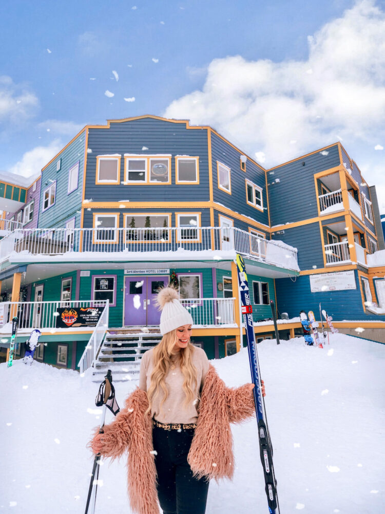 Looking for some ideas to help you create the winter instagram feed of your dreams? This guide on 22 creative winter photoshoot ideas is here to help! From poses to props, locations ideas, to using snow in fun ways and more. Click for the full list!