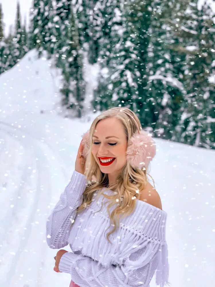 Looking for some ideas to help you create the winter instagram feed of your dreams? This guide on 22 creative winter photoshoot ideas is here to help! From poses to props, locations ideas, to using snow in fun ways and more. Click for the full list!