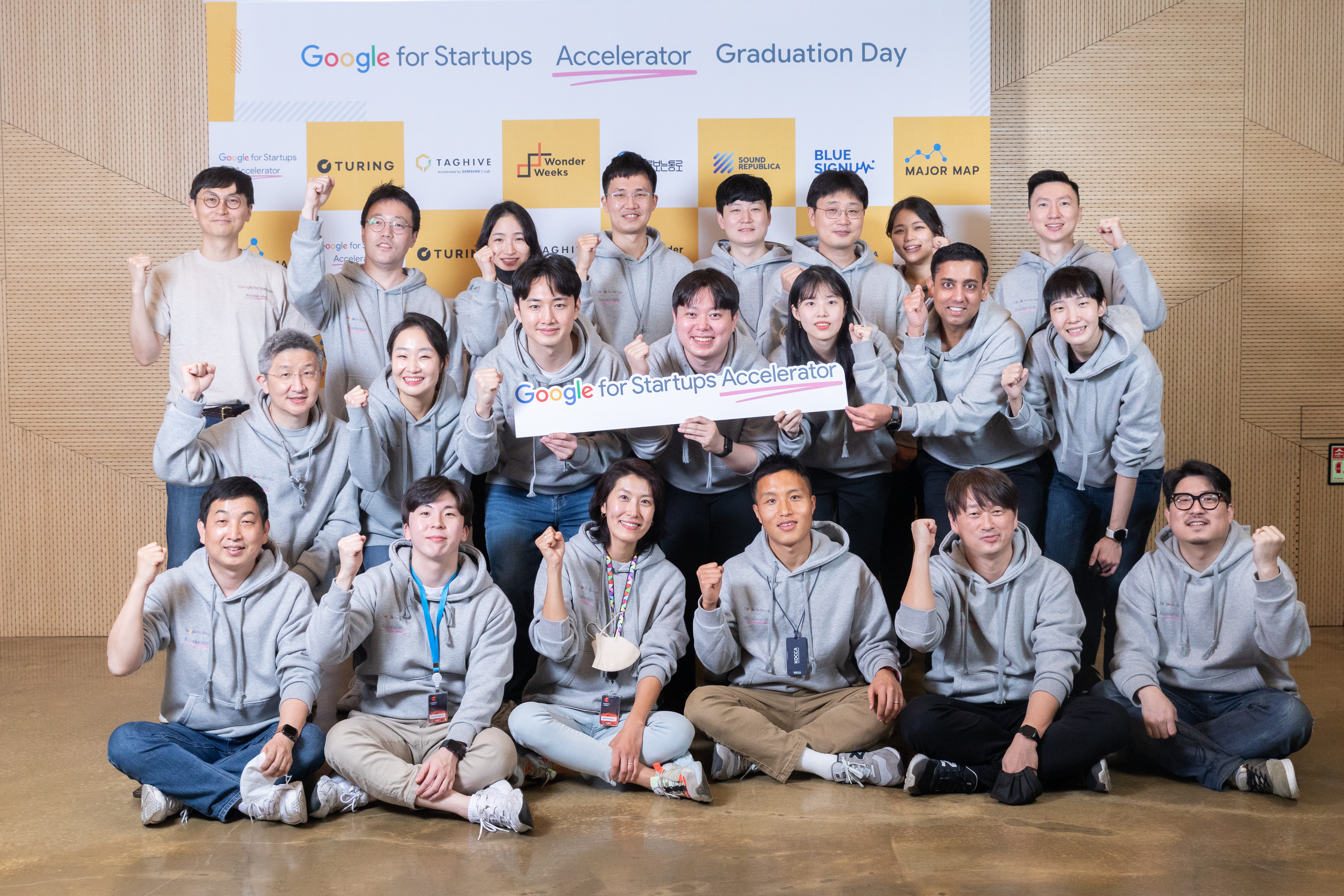 Pankaj Agarwal with other founders from the Google for Startups Accelerator: Korea program and the Google Korea team at graduation