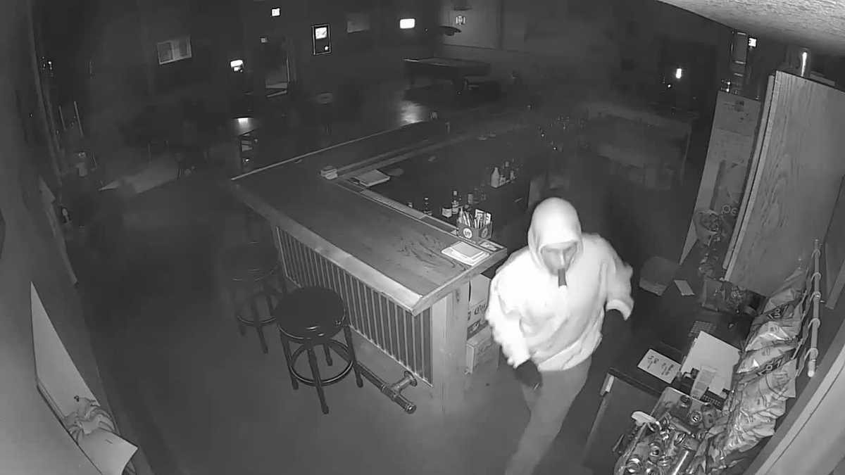 Video captures crook stealing money from Guthrie County bar