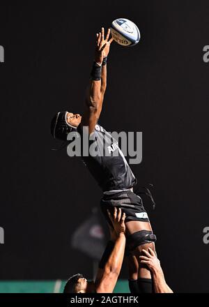 LONDON, UNITED KINGDOM. 20th, Sep 2018. Maro Itoje of Saracens caught the ball in line-out during Gallagher Premiership Rugby match between Saracens vs Bristol Bears at Allianz Park on Thursday, 20 September 2018. LONDON England .  (Editorial use only, license required for commercial use. No use in betting, games or a single club/league/player publications.) Credit: Taka G Wu/Alamy Live News Stock Photo