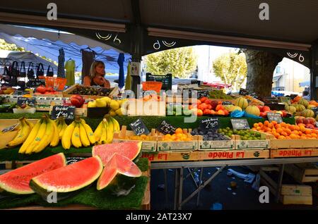 Fruit stall on the market. Marché Gambetta, Cannes, Cote d'Azur, France Stock Photo