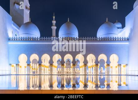 ABU DHABI, UAE - NOVEMBER 17: Sheikh Zayed Grand Mosque evening view on November 17, 2019 in Abu Dhabi, United Arab Emirates. The famous Sheikh Zayed Stock Photo