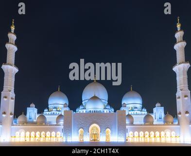 Sheikh Zayed Grand Mosque at night, Abu-Dhabi, UAE Stock Photo