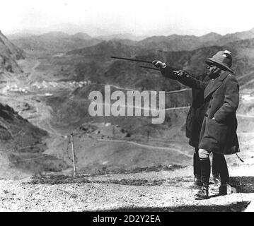 THE BRITISH RAJ: The Prince of Wales visits the Khyber pass. Lieut. General Barrow explains points of interest to HRH on the ridge overlooking the British/Afghan frontier. The Landi Khana, a British post, is in the valley and in the distance are the Afghan mountains. Stock Photo