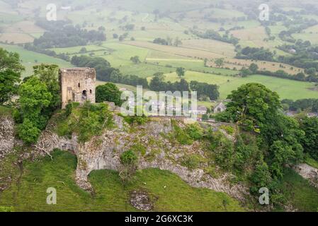 Peveril Castle on a limestone crag above the village of Castleton in the Peak District national park, Derbyshire, England. Stock Photo