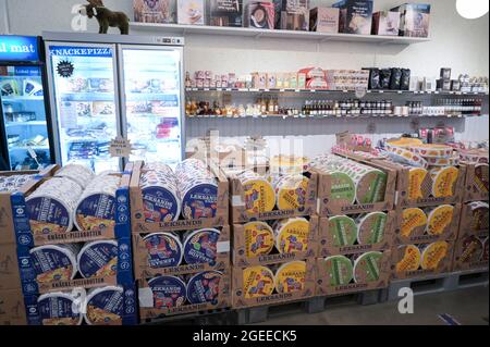 SWEDEN, Leksand, crispbread factory Leksands Knäckebröd, factory shop / SCHWEDEN, Leksand, Knäckebrotfabrik Leksands Knäckebröd, Fabrik Verkauf, runde Verpackung mit dem Dalarna Pferd Stock Photo