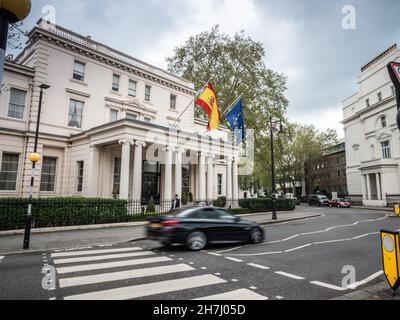 Embassy of Spain, London, UK. The National and EU flags flying over entrance to the Spanish Embassy in London's Belgravia district. Stock Photo