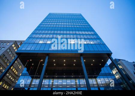 A new skyscraper tower stand out in the heart of Birmingham City Centre. 103 Colmore Row is a 108-metre tall, 26-storey commercial office skyscraper located on Colmore Row, Birmingham, England. Completed in 2021, this building replaced the former NatWest Tower designed by John Madin and completed in 1975. Stock Photo