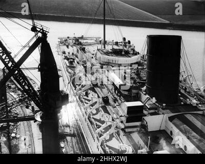 RMS Queen Mary, ocean liner that sailed primarily in the North Atlantic Ocean from 1936 to 1967 for the Cunard Line, known as Cunard-White Star when the vessel entered service. Built by John Brown & Company in Clydebank, Scotland. Pictured. Looking down at the Queen Mary from a giant crane in John Brown Yard, Clydebank, Circa 1950. Stock Photo