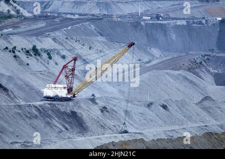 Massive dragline operating in the open cut coal mine Dawson Mine near Moura Queensland Australia Stock Photo