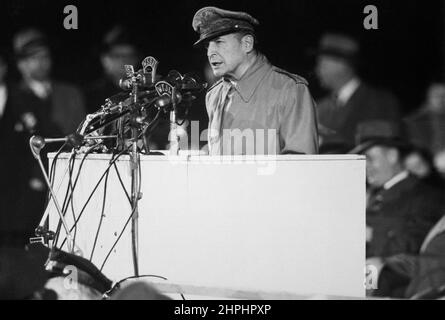 General Douglas MacArthur addressing an audience of 50,000 at Soldier's Field, Chicago, on his first visit to the United States in 14 years ca. April 1951 Stock Photo