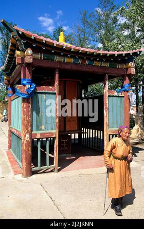 Mongolia. Ulaanbaatar. Portrait of an old woman at the Gandantegchinlen Monastery (Gandan), a Tibetan-style monastery in the Mongolian capital of Ulaa Stock Photo