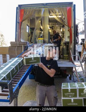 Europe, France, Vaucluse, Provence, Goult, côtes du Ventoux' and Côtes du Luberon. Cave de Lumières wine producers. Mobile bottling line in a truck. Stock Photo