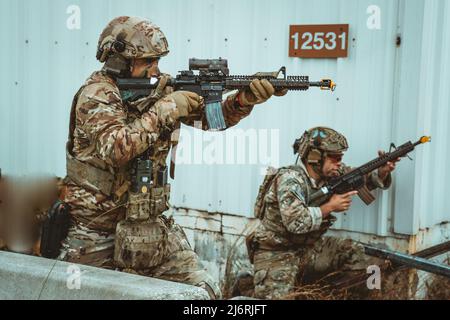 Members of the 7th Special Forces Group (Airborne) conduct maritime, medical, and direct-action training on Camp “Bull” Simons, Fla., Dec. 8, 2021. Chilean Special Operations Forces train alongside 7th Group to increase interoperability and prepare for future bilateral exercises.     (US Army photo by SPC Aaron Schaeper) Stock Photo