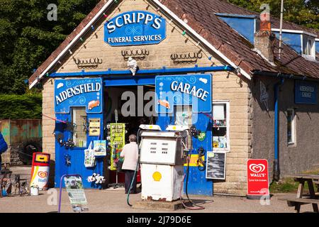 Scripps Garage in the fictional village of Aidensfield in the ITV Heartbeat TV series . Goathland, North Yorkshire, England, U.K. Stock Photo