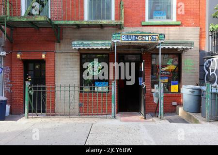 Blue & Gold Tavern, 79 E 7th St, New York, NYC storefront photo of a dive bar in the East Village neighborhood in Manhattan. Stock Photo