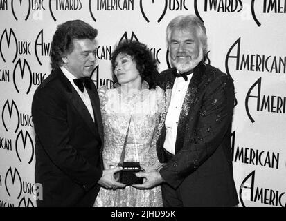 Conway Twitty, Loretta Lynn and Kenny Rogers at the 1985 American Music Awards on January 29, 1985. Credit: Ralph Dominguez/MediaPunch Stock Photo