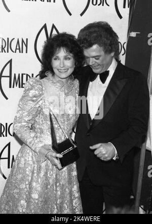 **FILE PHOTO** Loretta Lynn Has Passed Away. Loretta Lynn and Conway Twitty at the 1985 American Music Awards on January 29, 1985. Credit: Ralph Dominguez/MediaPunch Stock Photo