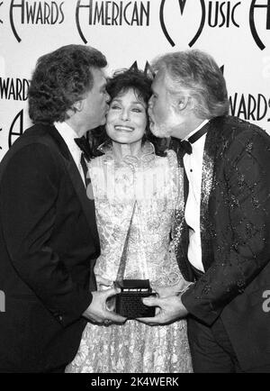 **FILE PHOTO** Loretta Lynn Has Passed Away. Conway Twitty, Loretta Lynn and Kenny Rogers at the 1985 American Music Awards on January 29, 1985. Credit: Ralph Dominguez/MediaPunch Stock Photo