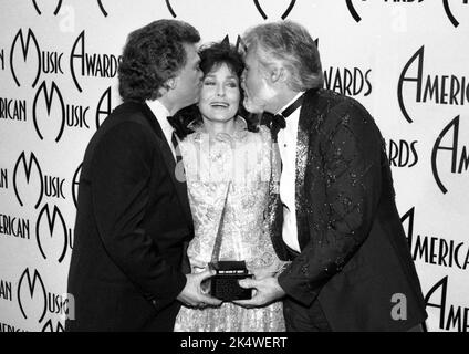 **FILE PHOTO** Loretta Lynn Has Passed Away. Conway Twitty, Loretta Lynn and Kenny Rogers at the 1985 American Music Awards on January 29, 1985. Credit: Ralph Dominguez/MediaPunch Stock Photo