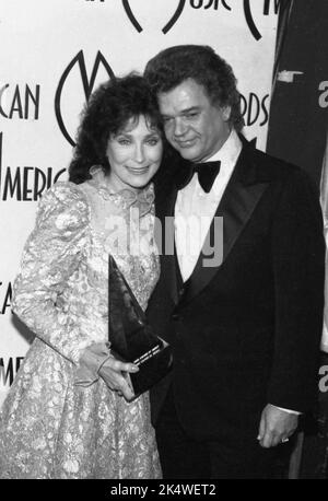 **FILE PHOTO** Loretta Lynn Has Passed Away. Loretta Lynn and Conway Twitty at the 1985 American Music Awards on January 29, 1985. Credit: Ralph Dominguez/MediaPunch Stock Photo