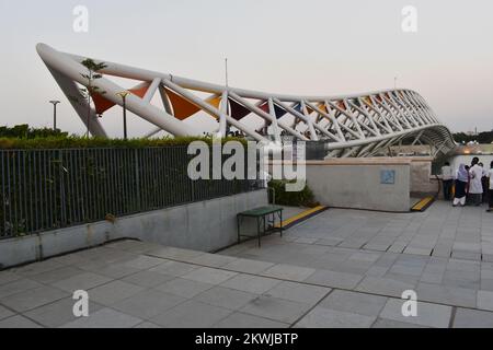 INDIA, GUJRAT, AHMEDABAD, September  2022, People at Atal Pedestrian Bridge, a foot-over bridge on Sabarmati river Stock Photo