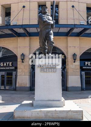 The Honus Wagner statue outside of PNC Park where the Pittsburgh Pirates play baseball in Pittsburgh, Pennsylvania, USA Stock Photo