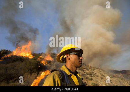 Bildnummer: 58433880  Datum: 04.09.2012  Copyright: imago/Xinhua (120905) -- LOS ANGELES, Sept. 5, 2012 (Xinhua) -- A firefighter watches for hot spots to prevent flames from jumping on a road in the Los Angeles National Forest, north of Glendora, California, on Sept. 4, 2012. The wildfire has burned 3,634 acres in the Los Angeles National Forest and was about 24 percent contained since the fire broke out in San Gabriel Canyon Sunday. The blaze was not expected to be fully contained until Sept. 13, 2012. (Xinhua/Zhao Hanrong) (zjl) U.S.-LOS ANGELES-WILDFIRE PUBLICATIONxNOTxINxCHN Gesellschaft Stock Photo