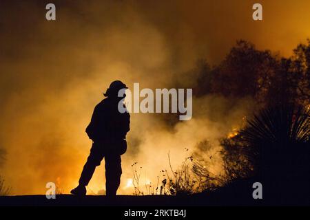 Bildnummer: 58433881  Datum: 04.09.2012  Copyright: imago/Xinhua (120905) -- LOS ANGELES, Sept. 5, 2012 (Xinhua) -- A firefighter watches for hot spots to prevent flames from jumping on a road in the Los Angeles National Forest, north of Glendora, California, on Sept. 4, 2012. The wildfire has burned 3,634 acres in the Los Angeles National Forest and was about 24 percent contained since the fire broke out in San Gabriel Canyon Sunday. The blaze was not expected to be fully contained until Sept. 13, 2012. (Xinhua/Zhao Hanrong) (zjl) U.S.-LOS ANGELES-WILDFIRE PUBLICATIONxNOTxINxCHN Gesellschaft Stock Photo