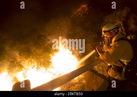 Bildnummer: 58433879  Datum: 04.09.2012  Copyright: imago/Xinhua (120905) -- LOS ANGELES, Sept. 5, 2012 (Xinhua) -- A firefighter sprays water at a wildfire in the Los Angeles National Forest, north of Glendora, California, on Sept. 4, 2012. The wildfire has burned 3,634 acres in the Los Angeles National Forest and was about 24 percent contained since the fire broke out in San Gabriel Canyon Sunday. The blaze was not expected to be fully contained until Sept. 13, 2012. (Xinhua/Zhao Hanrong) (zjl) U.S.-LOS ANGELES-WILDFIRE PUBLICATIONxNOTxINxCHN Gesellschaft Brand Brände Waldbrand Waldbrände Fe Stock Photo