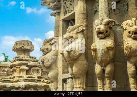 Kailasanathar temple ancient idol statues decoration, Kanchipuram, Tondaimandalam region, Tamil Nadu, South India Stock Photo