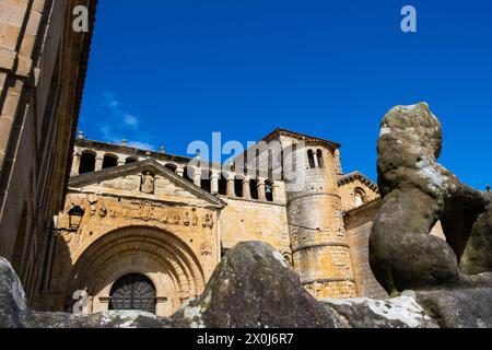 A statue of a teddy bear stands in front of a historic building in the medieval town of Santillana del Mar, Cantabria. The bear is depicted in a playf Stock Photo