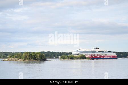 Die Schären vor Stockholm. Blick auf eine Ostseefähre die durch die Inselwelt fährt. Der Stockholmer Schärengarten besteht aus ungefähr 30 000 Inseln, Schären und Felsen, die sich 80 km östlich vom Stadtzentrum in die Ostsee erstrecken. Einige sind große, bewohnte Inseln, die für ihre lebhaften Sommerpartys bekannt sind, andere ähneln eher felsigen Außenposten oder Gras bewachsenen Kuppen, die von Seehunden oder Kajakfahrern okkupiert werden. Stockholm Schweden *** The archipelago off Stockholm View of a Baltic Sea ferry sailing through the islands The Stockholm archipelago consists of around Stock Photo