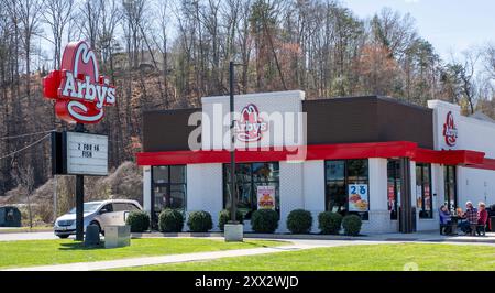 PIGEON FORGE, TN - 12 MAR 2024: Arby’s fast foot restaurant building and sign, on a sunny day in Tennessee. Stock Photo