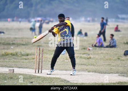 Kolkata, India. 05th Dec, 2024. A boy plays cricket in the Maidan area, an urban park of Kolkata. (Photo by Dipayan Bose/SOPA Images/Sipa USA) Credit: Sipa USA/Alamy Live News Stock Photo