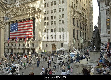 Wall Street, New York, crowded with sightseers & media during the credit crunch financial crisis in 2008 Stock Photo