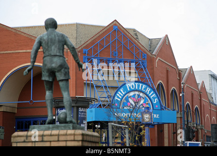 The Potteries Shopping Centre, with the statue of Sir Stanley Matthews in the foreground, Hanley, Stoke-on-Trent, Staffordshire, England, UK Stock Photo