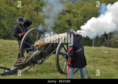 Union soldier re-enactors firing an American Civil War Cannon at the Civil War Fort at Boonesboro, Kentucky, USA. Stock Photo