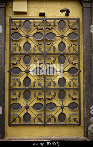 Decorative art work made from pans outside Paula Deen's, 'Lady & Sons' restaurant Savannah, Georgia, USA. Stock Photo