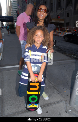 Robin Givens out and about with her family including sons Michael and William New York City, USA - 26.08.07 Stock Photo