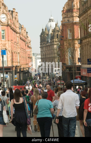 leeds yorkshire high steet highstreet streets sales retail retailers price index consumer confidence people customers people wal Stock Photo