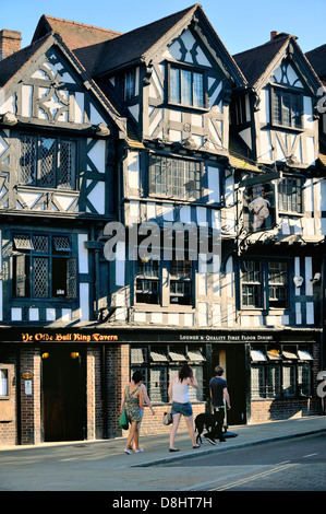 Ye Olde Bull Ring Tavern where King Street joins the Bull Ring. Ludlow, Shropshire, England. Old Tudor style half-timbered inn Stock Photo