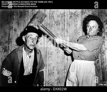 MA AND PA KETTLE GO BACK TO THE FARM Stock Photo